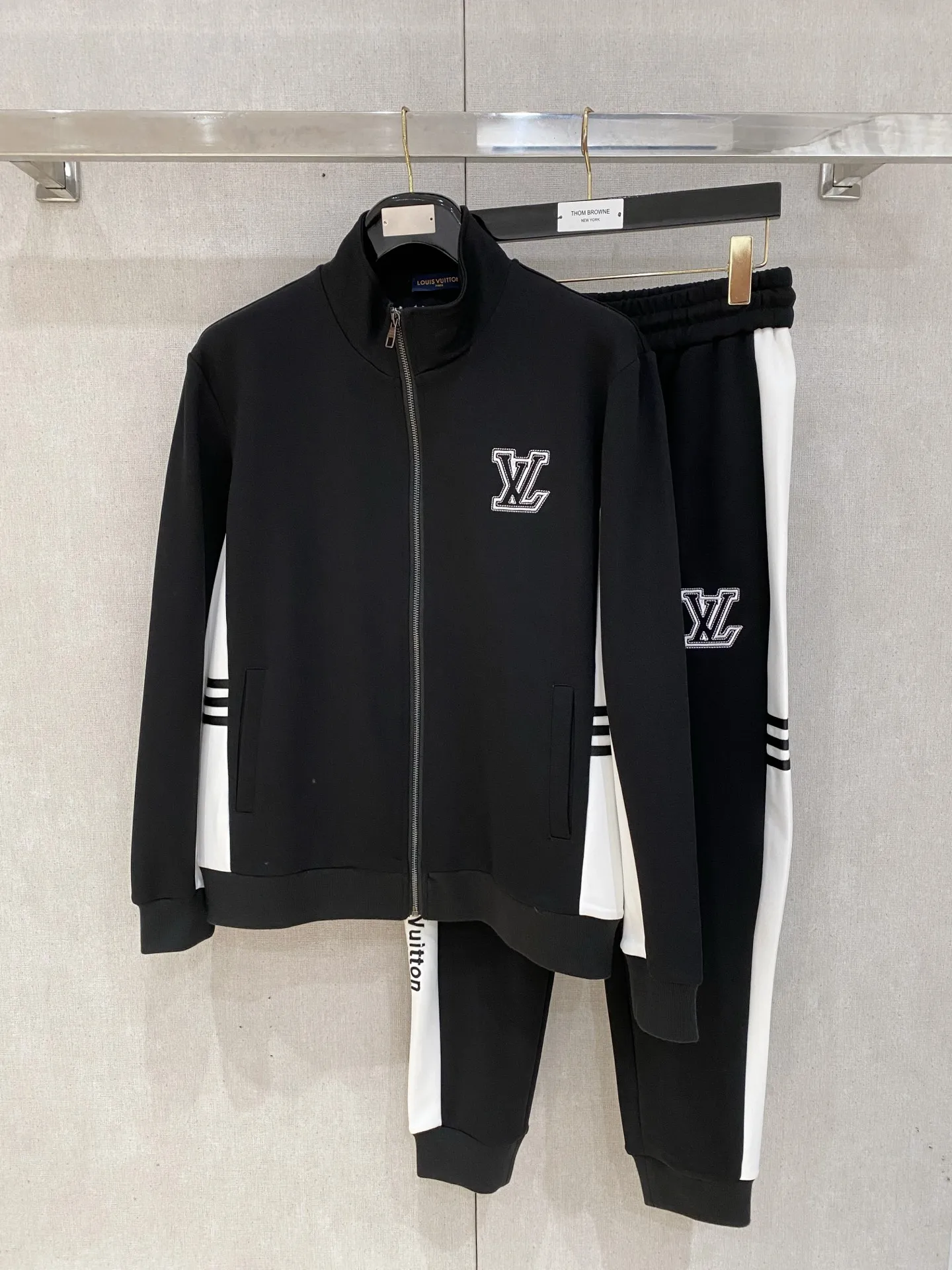 🅿️720 LV hot-selling suit is coming. Focus on the original version of the official website. 2025 new hot-selling cardigan suit. The original order is the best. 🇭🇰The meticulous work of top designers. It has a fitting and perfect upper body effect. All-natural high-quality Tencel Roman cotton 100%, close-fitting comfort, noble and elegant! Original hardware embodies elegance and nobility! Counter size: M-3XL (maximum wear up to 190 pounds)